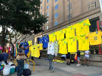 Ambulantes vendem camisas e bandeiras do Brasil na Parada do Orgulho LGBT+ de São Paulo