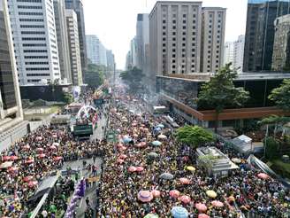 Público participa da Parada do Orgulho LGBTQIA+