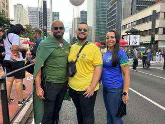 Amigos foram de Marília, interior de São Paulo, pra avenidaPaulista vestindo as cores da bandeira do Brasil