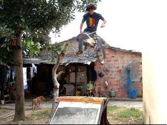 Gabriel Durace treinando em rampa improvisada no quintal da casa no bairro Vila Brito, em Lorena, interior paulista.