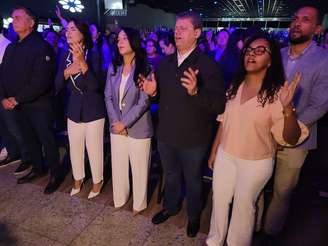 Ex-presidente Jair Bolsonaro e governador de São Paulo Tarcísio de Freitas participam de evento evangélico com vereadora Sonaira Fernandes