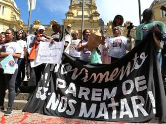 Movimento de familiares de vítimas de violência policial do estado do Rio de Janeiro faz ato em frente ao Palácio Guanabara