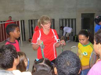 A atleta olímpica canadense Charmaine Reid visitando o projeto social Miratus, na Chacrinha, RJ.