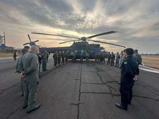 Helicópteros das Forças Armadas foram usadas para ajudar no combate às chamas no interior de SP.