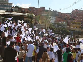 A comunidade pede paz na caminhada organizada pela Escola Municipal de Ensino Fundamental Perimetral, em 2023.