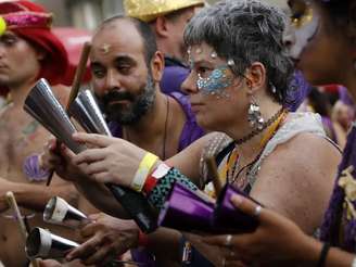 Foliões curtem o carnaval do bloco Me Enterra na Quarta, que desfila nas ruas da Glória na quarta-feira de cinzas.