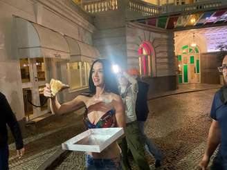 Fãs fotografaram o momento em que Katy Perry lhes oferecia pizza