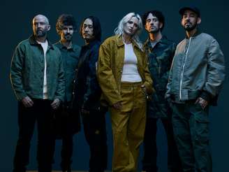 O retorno de Linkin Park: Mike Shinoda, Brad Delson, Dave “Phoenix” Farrell, Joe Hahn, Emily Armstrong e Colin Brittain, os membros da banda.