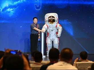 China apresenta traje espacial para missão lunar tripulada prevista até 2030