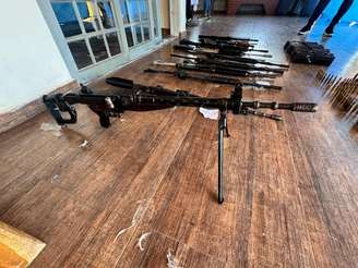 Ao menos três armas teriam sido desviadas do Exército da Bolívia, segundo a polícia.