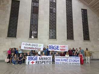 Servidores realizaram protesto na Casa IBGE, no centro do Rio, nesta terça-feira, 8