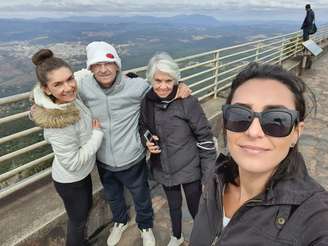 Paula, Paulo, Conceição e Lívia foram à Serra da Piedade (MG) em um passeio solicitado por Paulo, 20 dias antes de ele falecer.