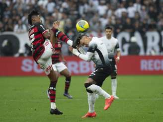 Matheuzinho e Bruno Henrique em Corinthians x Flamengo (Anderson Romano/AGIF)