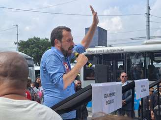 Guilherme Boulos durante agenda eleitoral no Jabaquara, zona sul de São Paulo