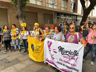 Ato em frente a tribunal no RJ pede justiça por Marielle Franco