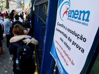 Estudantes e pais antes na entrada de local de prova do Exame Nacional do Ensino Médio (Enem) em São Paulo.