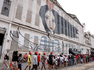 Fila de entrada para o Espaço Kobra, onde acontecem as atividades autogestionadas do G20 Social, na região portuária do Rio de Janeiro.