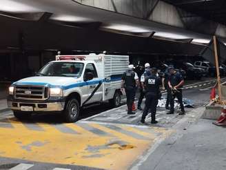 Delator do PCC foi morto a tiros de fuzil no último dia 8 no Aeroporto de Guarulhos; na foto, policiais trabalhando na cena do crime.