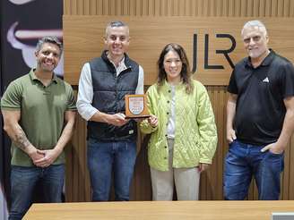 Márcio Fernandes (Terra), Gustavo Cura (Defender) Camila Yu Mateus (JLR) e Sergio Quintanilha: Prêmio Trend Car