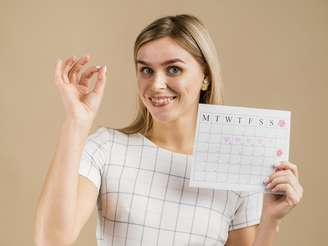 Mulher com calendário menstrual.