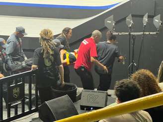 O skatista colombiano Jhancarlos González caiu durante uma tentativa de manobra, bateu a cabeça e precisou ser retirado da pista por paramédicos durante o SLS Super Crown, em São Paulo.