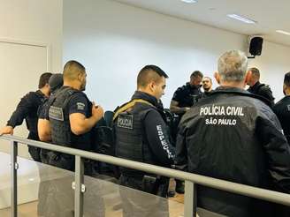 Agentes da Polícia Civil durante operação contra Ong supostamente vinculada ao PCC.