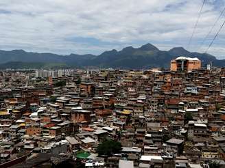 Aglomerado de casas do Complexo do Alemão, zona norte do RJ, onde acontece operação contra o Comando Vermelho (CV). 