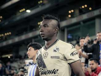 Kevin Velasco com a camisa do Puebla. 