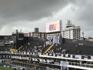 Entrada liberada! Com a abertura dos portões às 16h, os torcedores já começaram a entrar nas arquibancadas da Vila Belmiro. Expectativa é de casa cheia. Protagonista da festa, Neymar deve chegar por volta das 18h.