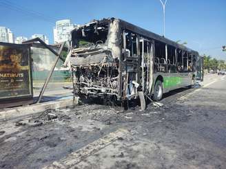 Ônibus atingido após queda de aeronave na Barra Funda.