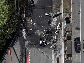 Avião de pequeno porte King Air caiu na Avenida Marquês de São Vicente na manhã desta sexta-feira.