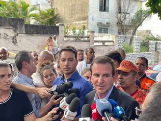 Eduardo Paes conversou com a imprensa após incêndio em fábrica