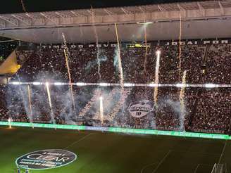 Memphis Depay é homenageado antes de clássico contra o Santos