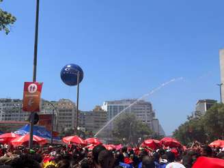 Foliões do bloco do Leo Santana ganham 'banho de mangueira' no Rio de Janeiro