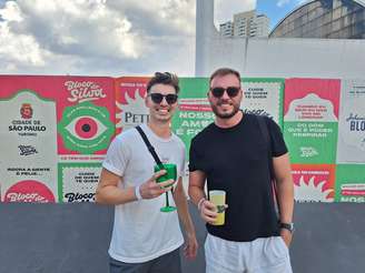 Valter e Leandro curtem bloco do Silva