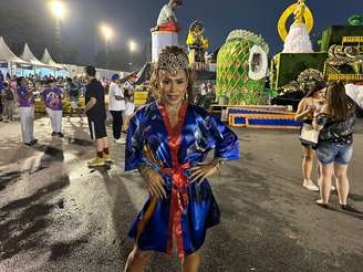 Fabi Frota durante ensaio técnico com a Acadêmicos do Tucuruvi