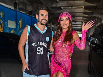 Nicolas Prattes e Sabrina Sato em evento da Unidos de Vila Isabel.