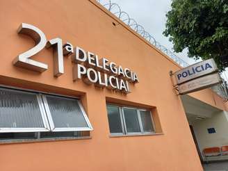 Policiais civis da 21ª DP (Bonsucesso) prenderam uma mulher em flagrante, nesta terça-feira, 4, por atropelar três crianças.