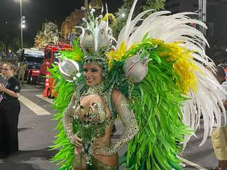 Geisa Eloy, a musa agro da Unidos da Tijuca, se preparar para cruzar a Marquês de Sapucaí