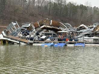 Tornado causa destruição no Missouri