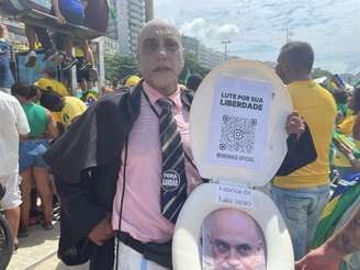 Homem se veste de Alexandre de Moraes