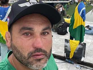 Léo Índio se apresenta como 'sobrinho de Bolsonaro', mas parentesco com família do ex-presidente é mais distante; Primeira Turma do STF nega recurso e mantém ex-assessor parlamentar réu por atos golpistas de 8 de Janeiro