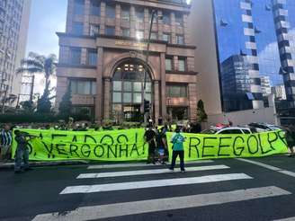 Torcedores do Coritiba protestam na Av. Faria Lima. 
