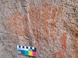 As pinturas rupestres encontradas no Parque Nacional do Itatiaia foram feitas com a técnica da policromia, usando tons vermelhos e alaranjados.
