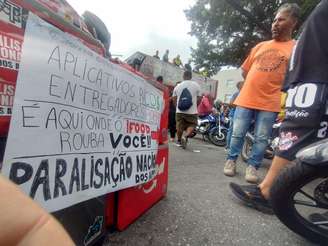 Entregadores fazem manifestação em frente à sede do iFood, em Osasco (SP), durante Breque Nacional 2025.