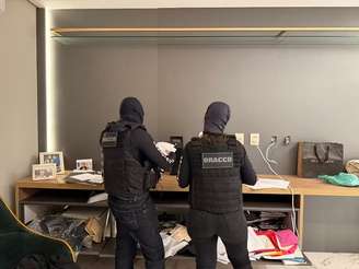 Polícia Civil de AL cumpre mandados de busca e apreensão em imóvel de ex-funcionária suspeita de desviar R$ 9 milhões de hotel em Maceió