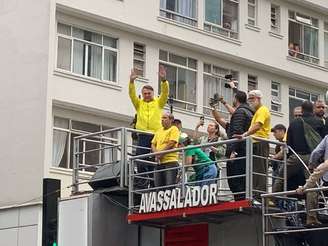 Ex-presidente Jair Bolsonaro (PL-RJ) acena a apoiadores em manifestação pró-anistia, na Avenida Paulista