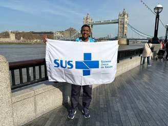 O agente de saúde Bernardo Xavier, do Rio de Janeiro, durante estadia em Londres para relatar experiência brasileira do SUS.