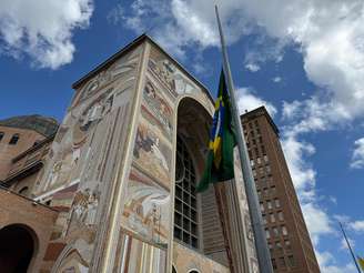 O Santuário de Aparecida, em Aparecida (SP), deixou as bandeiras a meio mastro em homenagem ao Santo Padre