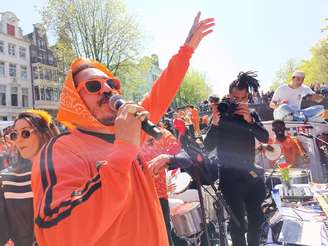 Marcelo D2 faz roda de samba nos canais de Amsterdã